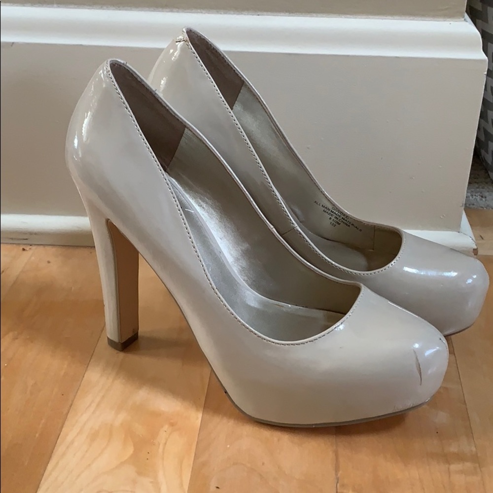 Nude pumps
